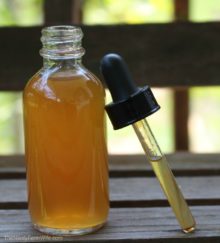 ginger-tincture-in-glass-bottle-928x1024