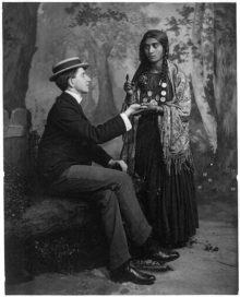 gypsy-woman-reading-mans-palm