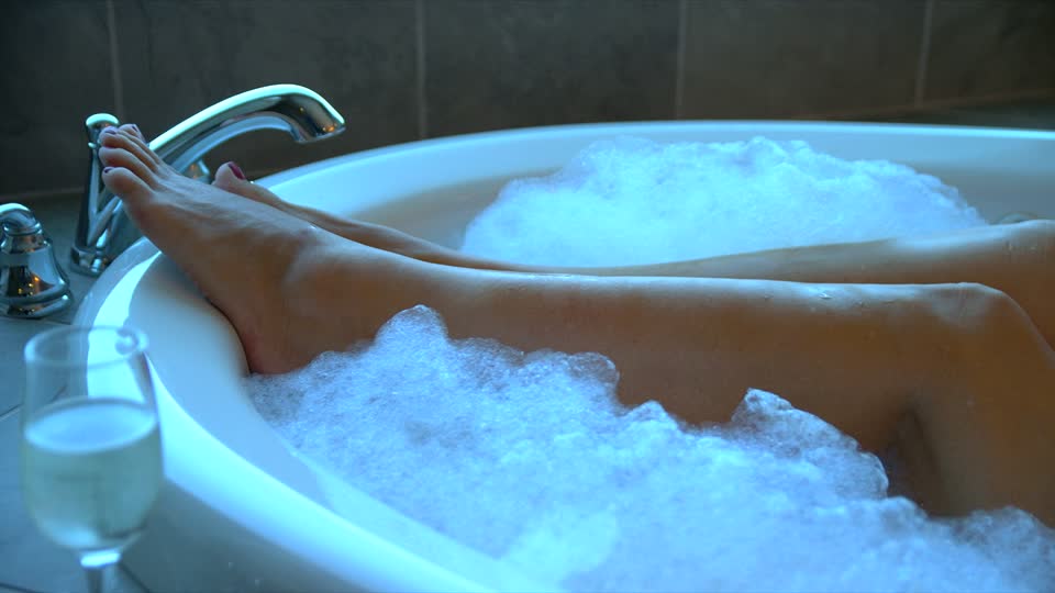 156404420-bubble-bath-bath-tub-water-tap-champagne-glass.